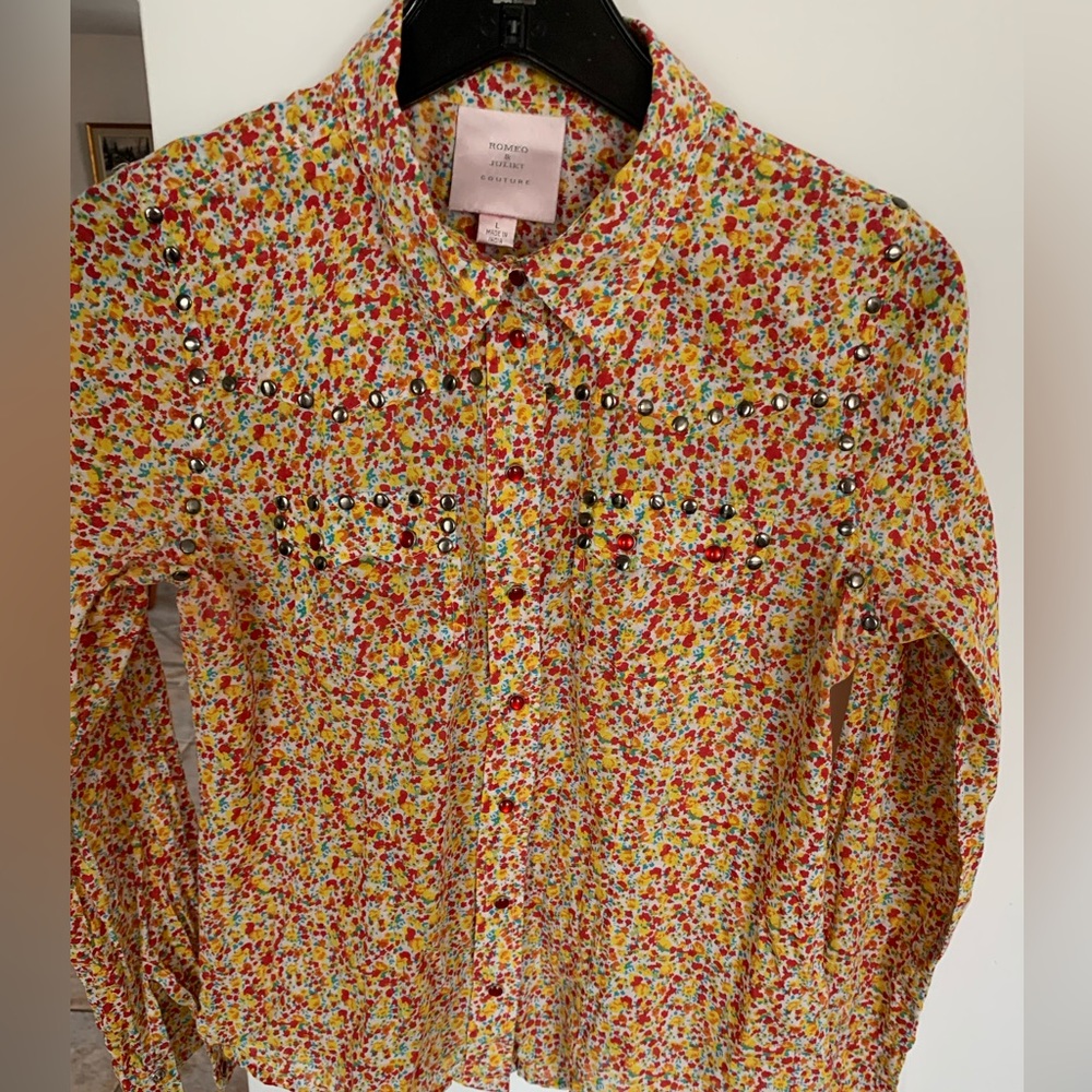 Romeo & Juliet couture junior size large button down shirt